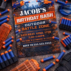 Puede incluir: Una invitación para la fiesta de cumpleaños de Jacob, con un tema azul y naranja. La invitación incluye el texto "OUTDOOR BATTLE ZONE" y detalles del evento el 17 de abril, de 14:00 a 16:00, con un número de teléfono para confirmar asistencia. Pistolas de juguete, dardos y gafas protectoras rodean la invitación.
