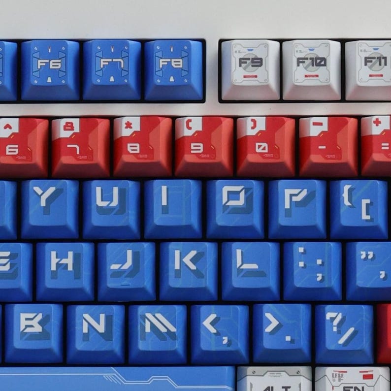 Puede incluir: Una taza de cer&aacute;mica blanca con asa negra y el texto "But First, Coffee" en negrita negra. La taza est&aacute; sobre un fondo borroso. La taza mide aproximadamente 10 cm de altura.