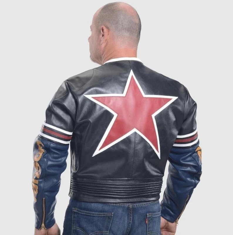 Peut inclure: Veste en cuir noire avec une grande &eacute;toile rouge bord&eacute;e de blanc dans le dos. Les manches sont bleues avec des d&eacute;tails dor&eacute;s et une fermeture &eacute;clair. Des rayures blanches et rouges ornent le haut du bras.