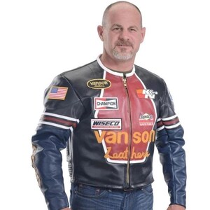 Peut inclure: Veste de moto en cuir noir et bleu avec des d&eacute;tails rouges et blancs. Comprend des &eacute;cussons avec les textes "Champion", "Wiseco", "Sunoco" et "Vanson Leathers". Un &eacute;cusson du drapeau am&eacute;ricain est sur la manche gauche.