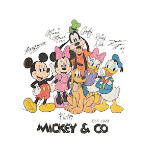 Puede incluir: Gráfico con Mickey Mouse, Minnie Mouse, Goofy, Daisy Duck, Donald Duck y Pluto. Los personajes están en sus diseños clásicos, con firmas encima. El texto "Mickey & Co. EST. 1928" está en la parte inferior.