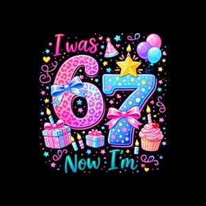 Puede incluir: Gráfico de cumpleaños colorido con el texto "I was 67 Now I'm". El número 6 tiene estampado de leopardo, y el 7 es azul con lunares. Incluye globos, una magdalena y cajas de regalo.