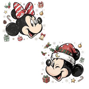 Może przedstawiać: Graficzna ilustracja przedstawiająca Myszkę Minnie w czerwono-białej kokardzie w gwiazdki oraz Myszkę Miki w czerwono-zielonej czapce Mikołaja. Obie postacie otoczone są świątecznymi elementami, takimi jak ostrokrzew, prezenty i bombki.
