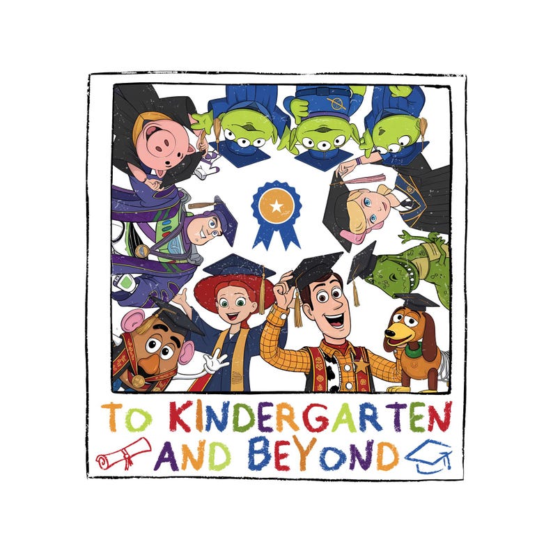 K&ouml;nnte beinhalten: Eine farbenfrohe Illustration mit Charakteren aus dem Film Toy Story, darunter Woody und Buzz Lightyear, die Abschlusskappen und -roben tragen. Der Text "To Kindergarten and Beyond" ist in einer verspielten Schriftart geschrieben und feiert das Thema Abschluss.