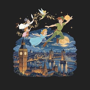 Könnte beinhalten: Ein schwarzes Grafik-T-Shirt mit einer farbenfrohen Illustration von Peter Pan, Wendy, John, Michael und Tinkerbell, die über eine nächtliche Londoner Stadtkulisse fliegen. Die Szene zeigt Big Ben, die Tower Bridge und einen Vollmond.