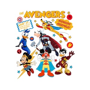 Może przedstawiać: Kolorowa grafika z postaciami Disneya jako superbohaterami. Tekst "THE AVENGERS" znajduje się na górze, z "AVENGERS ASSEMBLE!" w dymku. Myszka Miki, Myszka Minnie, Kaczor Donald, Goofy i Pluto są przedstawieni jako superbohaterowie.