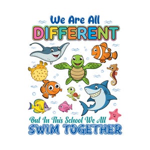 Może przedstawiać: Kolorowa grafika z kreskówkowymi stworzeniami morskimi, w tym rekinem, żółwiem i błazenkiem. Tekst brzmi "We Are All DIFFERENT But In This School We All SWIM TOGETHER" w zabawnej czcionce, idealnej do materiałów edukacyjnych.