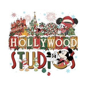 以下が含まれることがあります： HOLLYWOOD STUDIOSの文字と、ミッキー、ミニー、ドナルド、デイジー、グーフィー、プルートなどのディズニーキャラクターが描かれたカラフルなグラフィックイラスト。デザインにはクリスマスの装飾、城、花火、雪の結晶が含まれています。