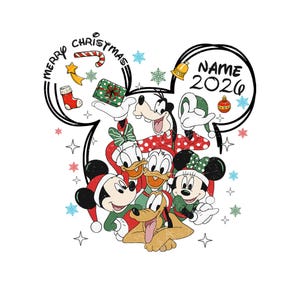 Könnte beinhalten: Ein Grafikdesign mit Mickey Maus, Minnie Maus, Donald Duck, Daisy Duck, Goofy und Pluto in Weihnachtskleidung innerhalb einer Mickey-förmigen Umrisslinie. Der Text lautet Merry Christmas, Name und 2026, mit Schneeflocken, Geschenk und Ornamenten.