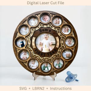 Può includere: Una cornice circolare in legno per il primo anno di un bambino, con dodici piccole aperture circolari etichettate da neonato a 11 mesi e una grande apertura centrale etichettata Sam's FIRST YEAR. Include un ciuccio azzurro.