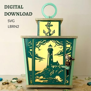 Puede incluir: Una linterna de madera verde azulado y verde claro con un diseño de faro y ancla. La linterna presenta un diseño recortado con una gaviota y las palabras "DIGITAL DOWNLOAD SVG LBRN2". La linterna está iluminada desde dentro.