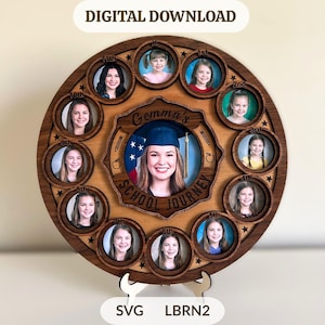 Könnte beinhalten: Ein hölzernes Foto-Display für eine Schulreise, mit einem zentralen Foto und Platz für 12 weitere. Das runde Display trägt den Text "Gemma's School Journey" und "Digital Download". Es wird von einem weißen Ständer getragen.