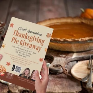 Puede incluir: Una imagen temática de Acción de Gracias con una tarta, calabazas y un folleto. El folleto dice "Client Appreciation Thanksgiving Pie Giveaway" con detalles de recogida. Una tarta está en un plato de cristal, y hay calabazas cerca. También se ven tenedores y un plato de madera.