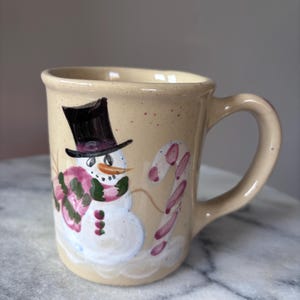 Handmålad snögubbe polkagrismugg i alpin keramik | Vinterlandstema