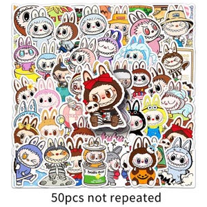 Peut inclure: Un ensemble d'autocollants colorés représentant des personnages de lapins de dessins animés dans diverses tenues et expressions. Les autocollants ont une bordure blanche et le texte "50pcs not repeated" est en bas.