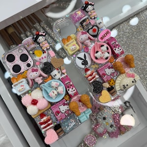 Pu&ograve; includere: Custodia per telefono trasparente decorata con vari ciondoli 3D, tra cui personaggi di Hello Kitty, cibi in miniatura e un logo Playboy. La custodia &egrave; impreziosita da strass e altri elementi decorativi.