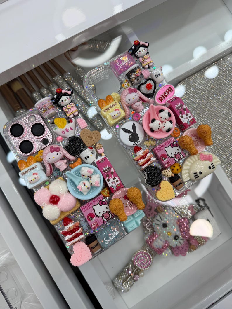 Pu&ograve; includere: Custodia per telefono trasparente decorata con vari ciondoli 3D, tra cui personaggi di Hello Kitty, cibi in miniatura e un logo Playboy. La custodia &egrave; impreziosita da strass e altri elementi decorativi.