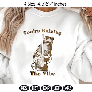 Może przedstawiać: Biała bluza z napisem "You're Ruining The Vibe" w kolorze brązowym. Projekt przedstawia postać z kreskówki trzymającą kij golfowy. Bluza dostępna w 4 rozmiarach: 10.16, 12.7, 15.24, i 17.78 cm.