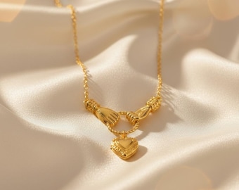 Collana con anello a forma di mani simboliche e ciondolo a forma di cuore, stile minimalista unisex ispirato allo stile vintage