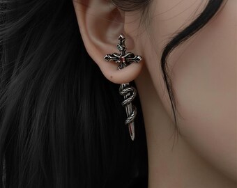 Orecchini a forma di croce con pugnale e serpente gotico, accenti rossi, gioielli unisex punk asimmetrici