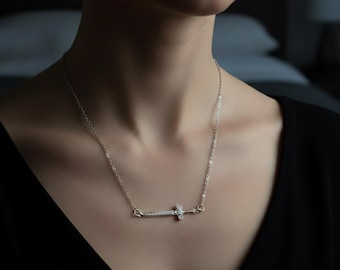 Collana con ciondolo a forma di spada laterale, minimalista, unisex, moderna, in pietra, con catena dettagliata, elegante e delicata.