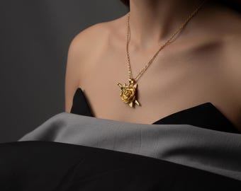 Collana con ciondolo a forma di spada con rosa romantica, floreale, simbolica, femminile, elegante, moderna, ispirata al vintage.