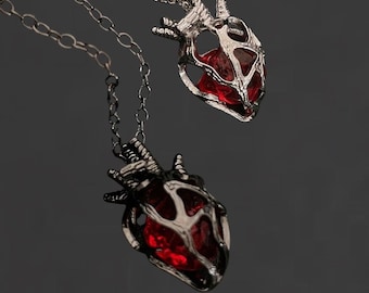 Collana con ciondolo a forma di cuore gotico in vetro, cristalli rossi e blu, catena scura, gioiello unisex