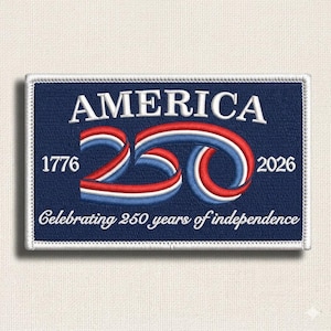 Könnte beinhalten: Ein rechteckiger Aufnäher mit marineblauem Hintergrund, weißem Rand und weißem Text "AMERICA". Die Zahl "250" ist mit roten, weißen und blauen Bändern stilisiert. Die Jahre "1776" und "2026" flankieren die Zahl. Der Text "Celebrating 250 years of independence" steht darunter.