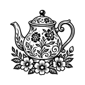 Pode incluir: Ilustração a preto e branco de uma chaleira com desenhos florais. A chaleira tem um bico curvo, uma pega decorativa e uma tampa com um pequeno botão. O corpo da chaleira é adornado com flores e folhas. A chaleira assenta sobre um leito de flores.