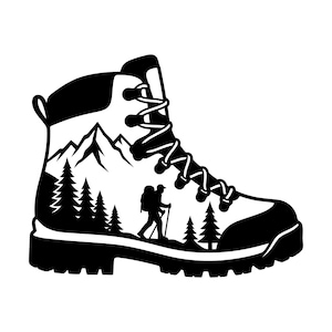 Könnte beinhalten: Schwarz-weiße Illustration eines Wanderstiefels mit Berg- und Waldlandschaft. Ein Wanderer mit Rucksack und Wanderstock ist abgebildet. Der Stiefel hat Schnürsenkel und eine robuste Sohle, ideal für Outdoor-Aktivitäten.