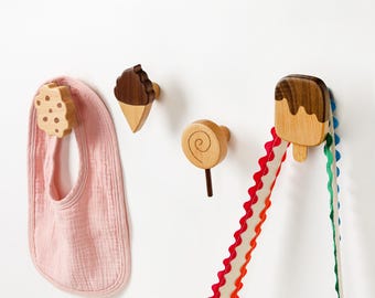 ALLOMN Ganci appendiabiti in legno per bambini, 6 pezzi, design a forma di carino, ganci per cappotti per bambini, ganci autoadesivi da parete, ganci da parete in legno per vestiti, sciarpe