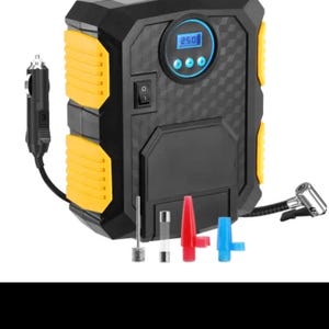 Puede incluir: Un compresor de aire port&aacute;til negro y amarillo con una pantalla digital que muestra 250, un interruptor de encendido y un enchufe para encendedor de cigarrillos. Incluye una manguera flexible con boquilla met&aacute;lica y cuatro accesorios intercambiables: una aguja, un fusible y dos boquillas de pl&aacute;stico.