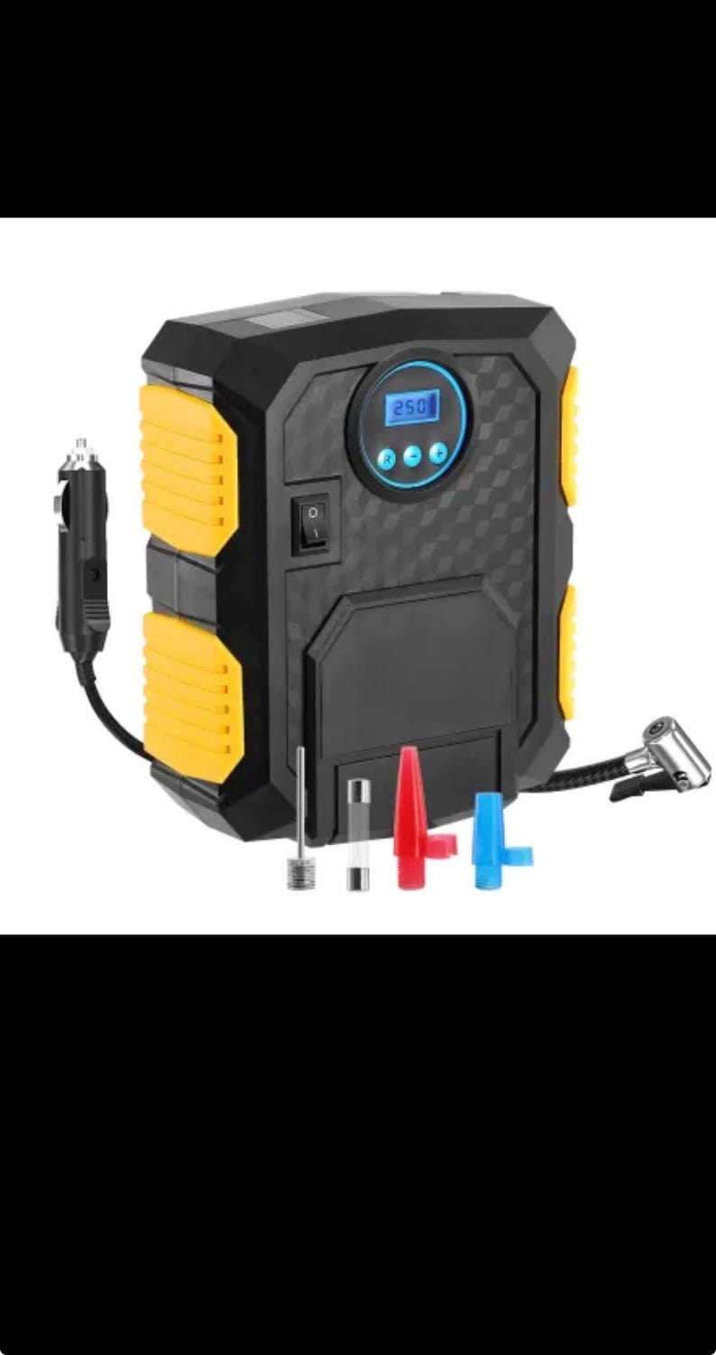 Puede incluir: Un compresor de aire port&aacute;til negro y amarillo con una pantalla digital que muestra 250, un interruptor de encendido y un enchufe para encendedor de cigarrillos. Incluye una manguera flexible con boquilla met&aacute;lica y cuatro accesorios intercambiables: una aguja, un fusible y dos boquillas de pl&aacute;stico.