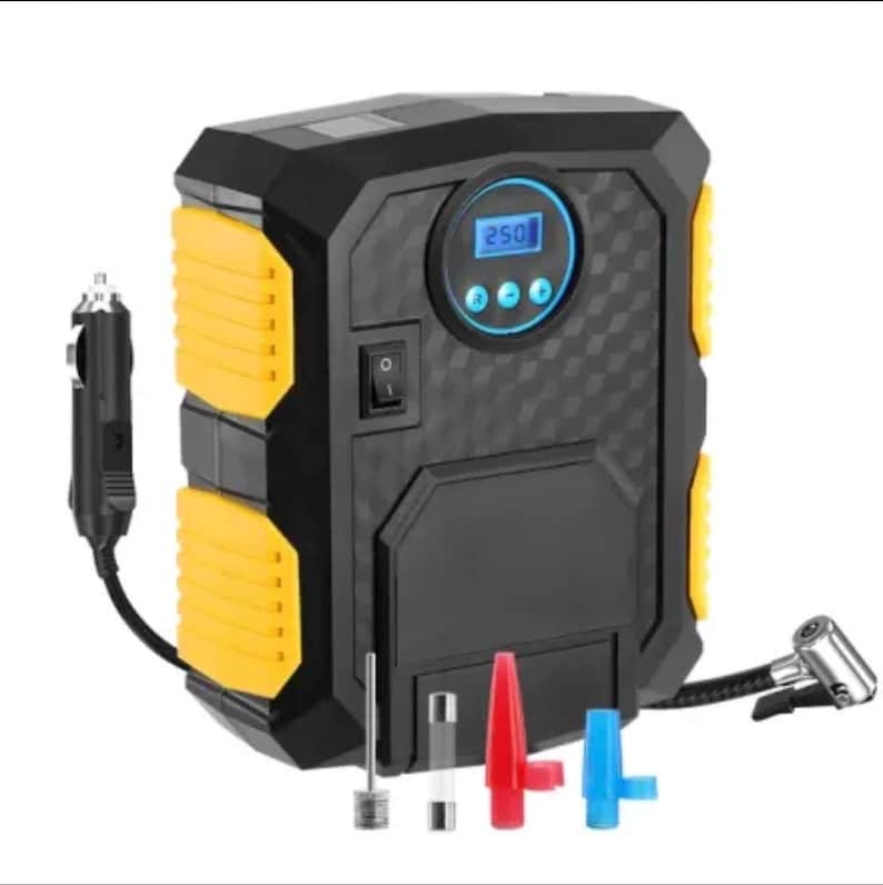 Puede incluir: Un compresor de aire port&aacute;til negro y amarillo con pantalla digital que muestra 250, interruptor de encendido y conector para encendedor. Incluye cuatro boquillas: una aguja met&aacute;lica, un fusible de vidrio, un cono rojo y un cono azul.