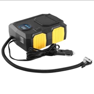 Puede incluir: Un compresor de aire port&aacute;til negro y amarillo con pantalla digital, botones de control e interruptor de encendido. El dispositivo incluye un cable de alimentaci&oacute;n negro con conector para encendedor y una manguera de aire negra con boquilla.