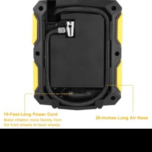 Puede incluir: Un compresor de aire port&aacute;til negro y amarillo con un dise&ntilde;o de almacenamiento integrado para la manguera y el cable de alimentaci&oacute;n. La unidad incluye un cable de 3,05 metros y una manguera de aire de 50,8 cent&iacute;metros para los neum&aacute;ticos.