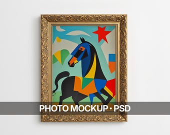Puede incluir: Una impresión artística enmarcada con un diseño de caballo geométrico y colorido. La obra de arte incluye un caballo azul con crin y cola negras, sobre un fondo de cielo azul, montañas y una estrella roja. El marco es dorado y ornamentado.