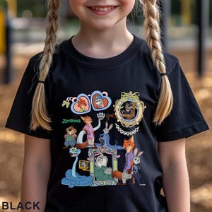 Puede incluir: Camiseta negra con un gr&aacute;fico colorido de personajes de la pel&iacute;cula "Zootopia". El dise&ntilde;o incluye retratos enmarcados y varios personajes de animales. La palabra "Zootopia" est&aacute; impresa en verde. La palabra "BLACK" est&aacute; impresa en la parte inferior.