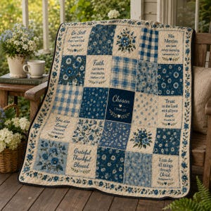 Könnte beinhalten: Eine Patchwork-Decke in Blau- und Cremetönen mit Blumenmustern, Vichy-Karos und Quadraten, die inspirierende religiöse Texte wie Be Still, Faith, Chosen und Trust in the Lord enthalten, eingefasst von einer floralen Bordüre.