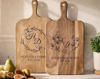 Personalisierte Akazie Schneidebrett, Charcuterie Brett mit Gravur, Hochzeitsgeschenke für Paare, rustikale Housewarming Geschenk, Mom Küche Dekor