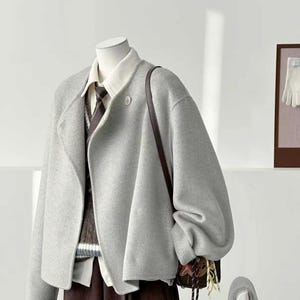 Zachte, knusse wollen jas zonder kraag met sjaal – Grijs, handgemaakt, zachte natuurlijke stof, vest, winterjas - Vela