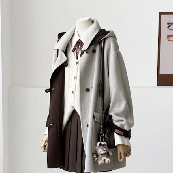Jaqueta de comprimento médio, elegante, quente e aconchegante, 100% lã – Cinza. Casaco Clara bicolor com capuz removível, feito à mão.