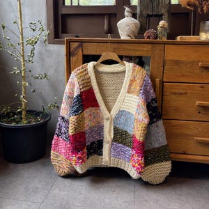 Handgemaakt grof gebreid patchworkvest, kleurrijke oma vierkante trui, oversized boho gehaakt vest, losvallend gebreid jasje