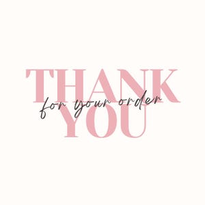 Op de afbeelding: Een digitale afbeelding met de woorden "THANK YOU" in zachtroze, met "for your order" in een handschriftachtig lettertype. De achtergrond is effen gebroken wit.