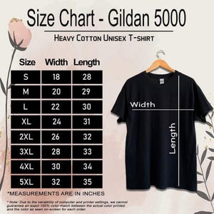 Op de afbeelding: Zwart Gildan 5000 unisex T-shirt van zwaar katoen op een hanger. Maattabel met afmetingen in inches. Breedtes vari&euml;ren van 45,7 cm tot 81,3 cm en lengtes van 71,1 cm tot 88,9 cm voor maten S tot 5XL.
