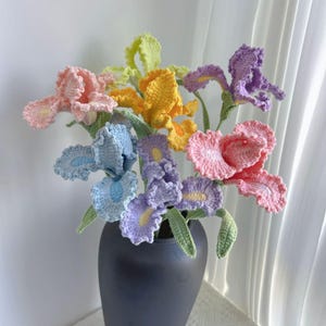 Fiore di iris realistico all'uncinetto, stelo di iris lavorato a maglia e a mano con cura, bouquet eterno per lei, decorazione estetica per la casa