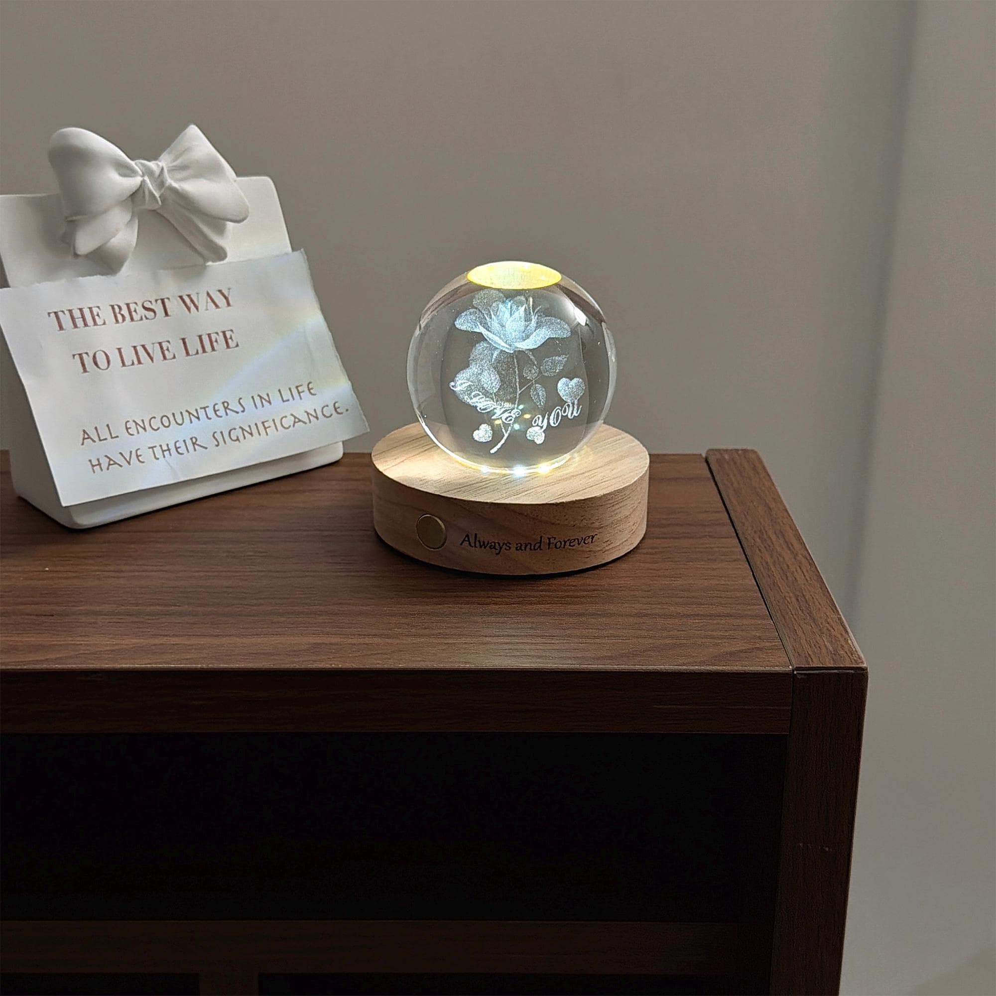 LED Nachtlicht Kristallkugel Mit 3D Gravur 'Ich Liebe Dich' – Glaskugel Lampe Mit Holzsockel, Warmes Licht, USB –