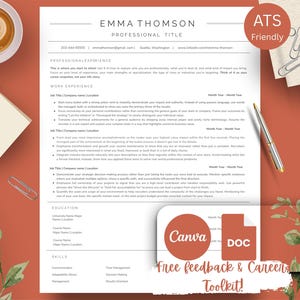 Może przedstawiać: Zestaw trzech ceramicznych kubków z nakrapianym, matowym wykończeniem. Kubki są w odcieniach kremu, jasnoszarym i ciemnoszarym. Każdy ma minimalistyczny design.