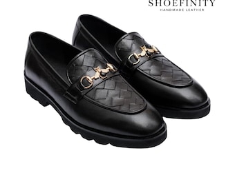 Mocasines de lujo para hombre de piel acolchada negra con detalle de caballo dorado: zapatos sin cordones de diseño hechos a mano.
