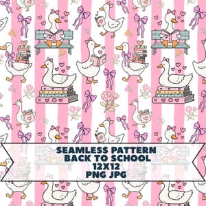 Puede incluir: Un patrón continuo con gansos blancos con lazos rosas, leyendo libros y sentados sobre pilas de libros o bancos. El fondo tiene rayas verticales rosas y blancas, intercaladas con pequeños corazones y flores rosas. Texto: SEAMLESS PATTERN BACK TO SCHOOL 12X12 PNG JPG.